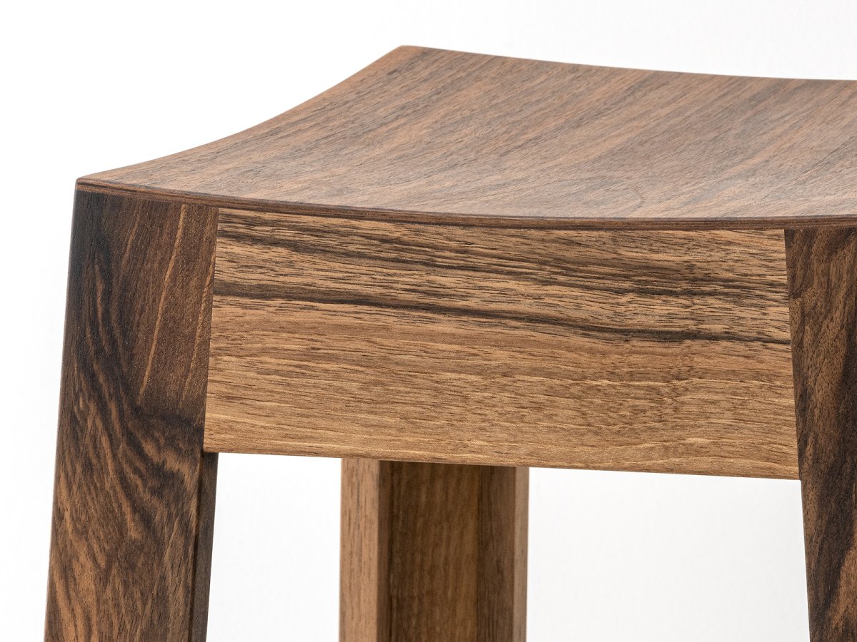 Tabouret de bar Wak en noyer - Fabrication et finition artisanale française
