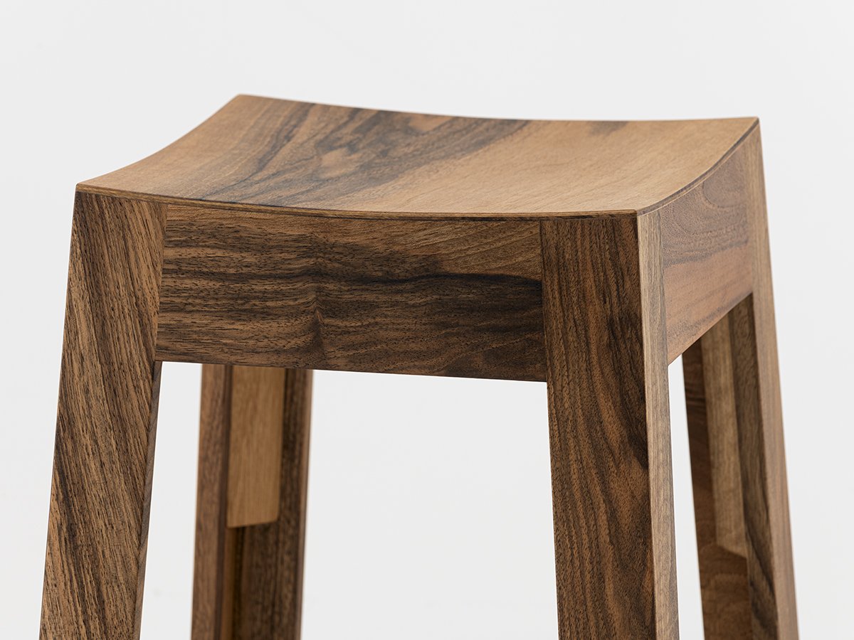 Tabouret MiniWak en noyer - Petit tabouret empilable, léger et robuste