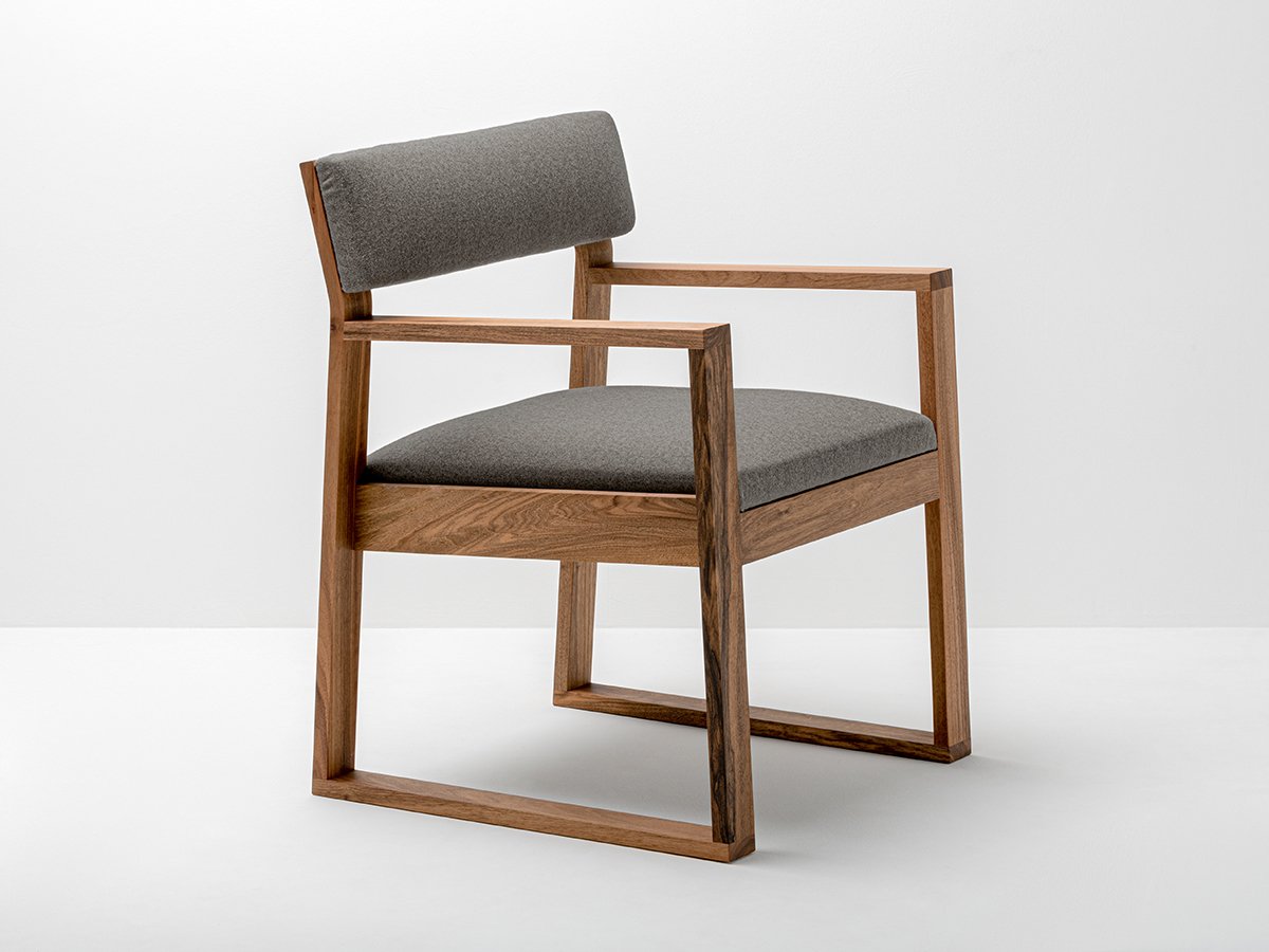 Fauteuil Aix en noyer et tissus Arpin ® - coloris Taupe