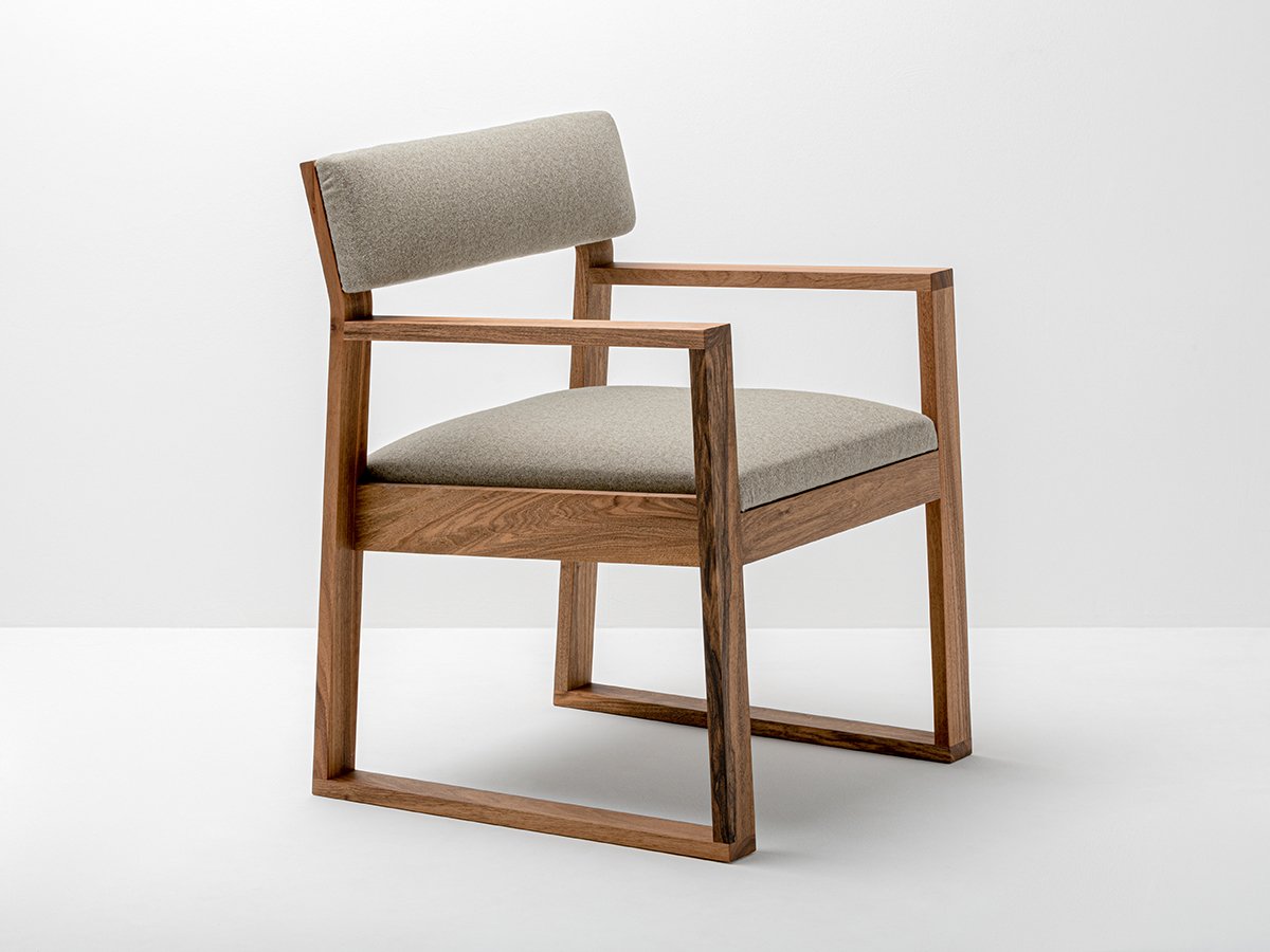 Fauteuil Aix en noyer et tissus Arpin ® - coloris Falaise