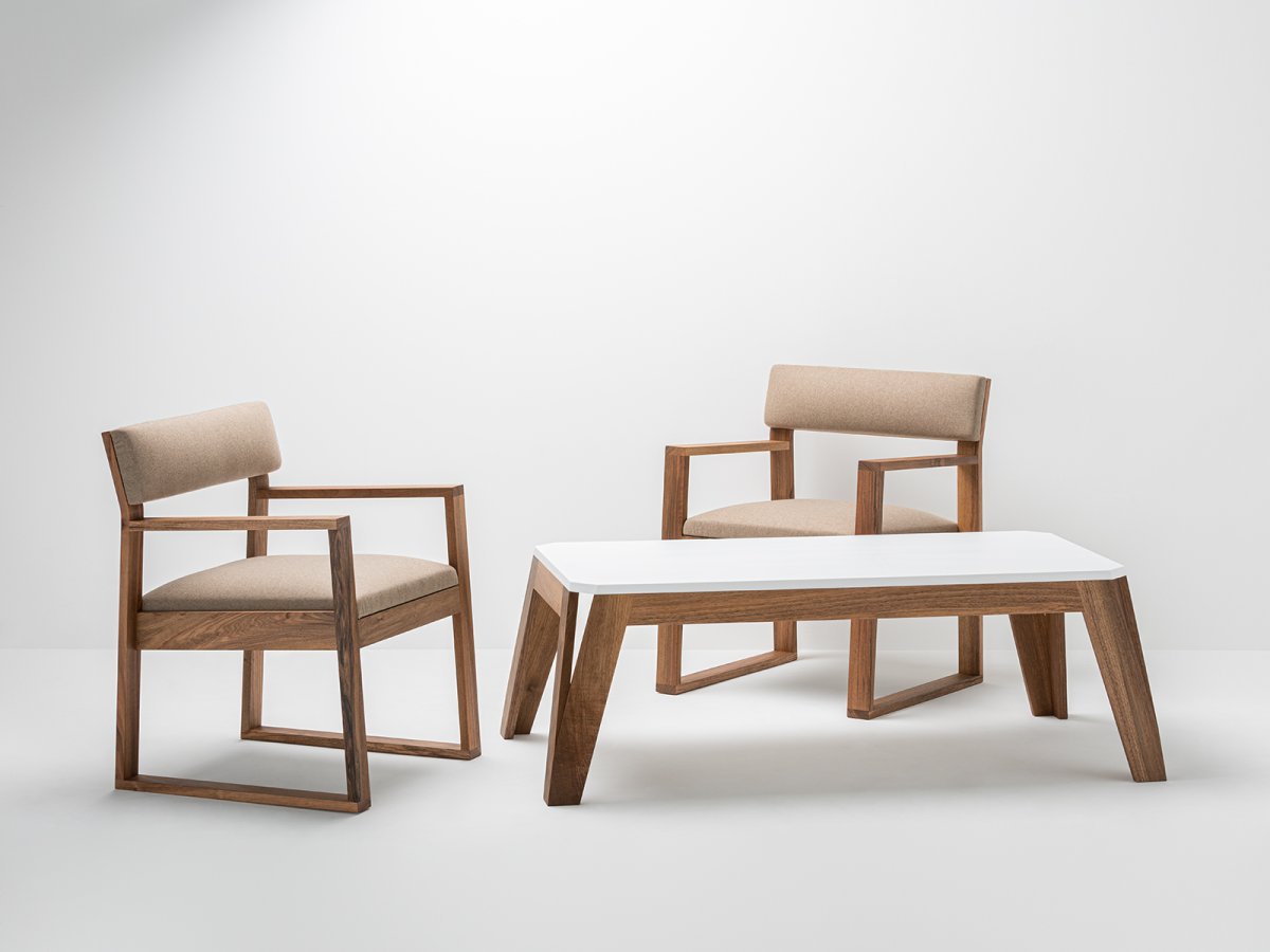 Table basse MéliMélo et fauteuil Aix - Meuble design en noyer