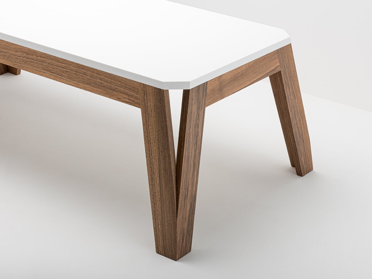 Table basse design  en noyer et résine - Le noyer massif associé à la résine HI-MACS - MéliMélo