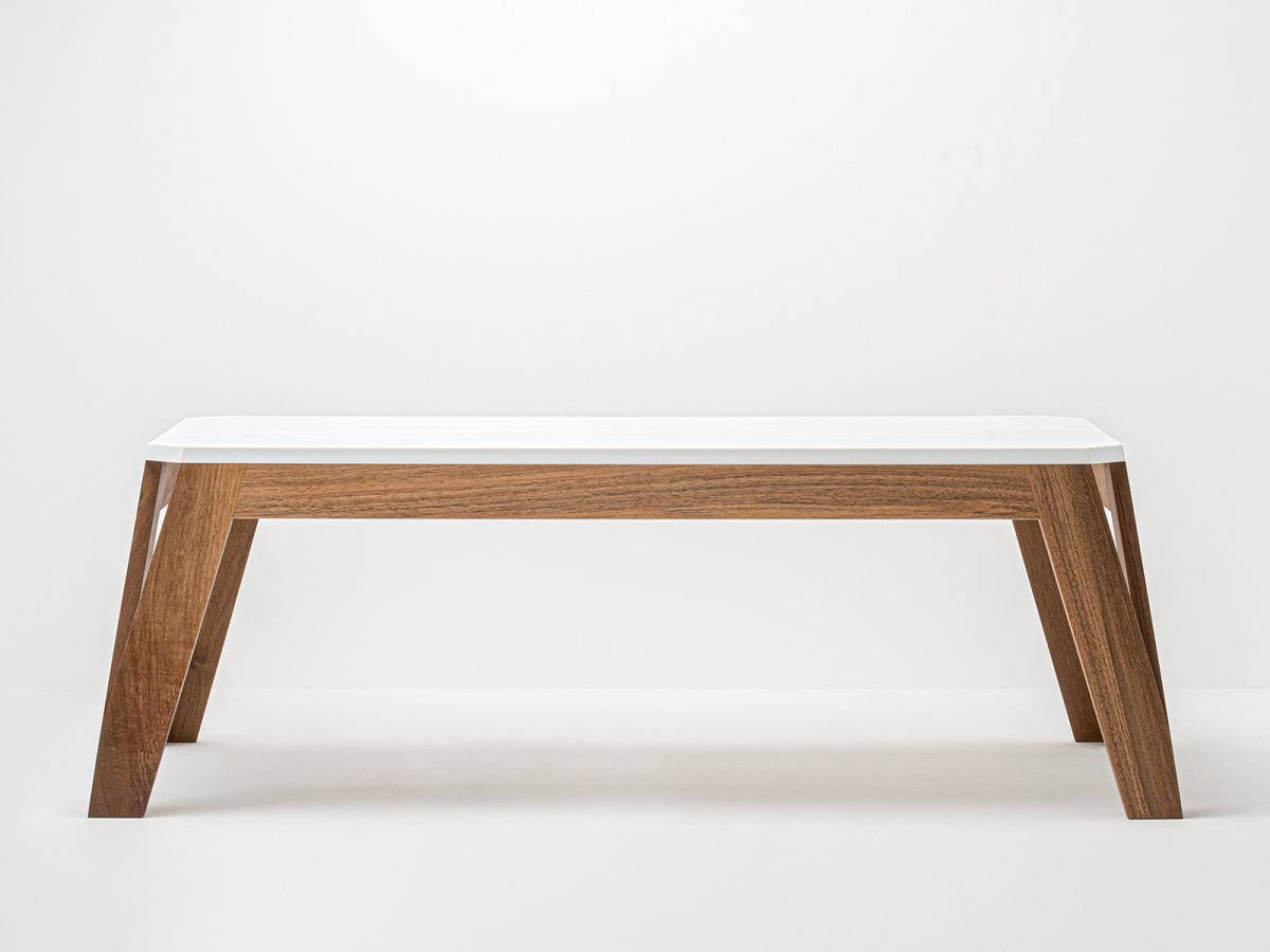 Table basse conviviale en noyer et résine - Bois massif et plateau en Alpine White - MéliMélo