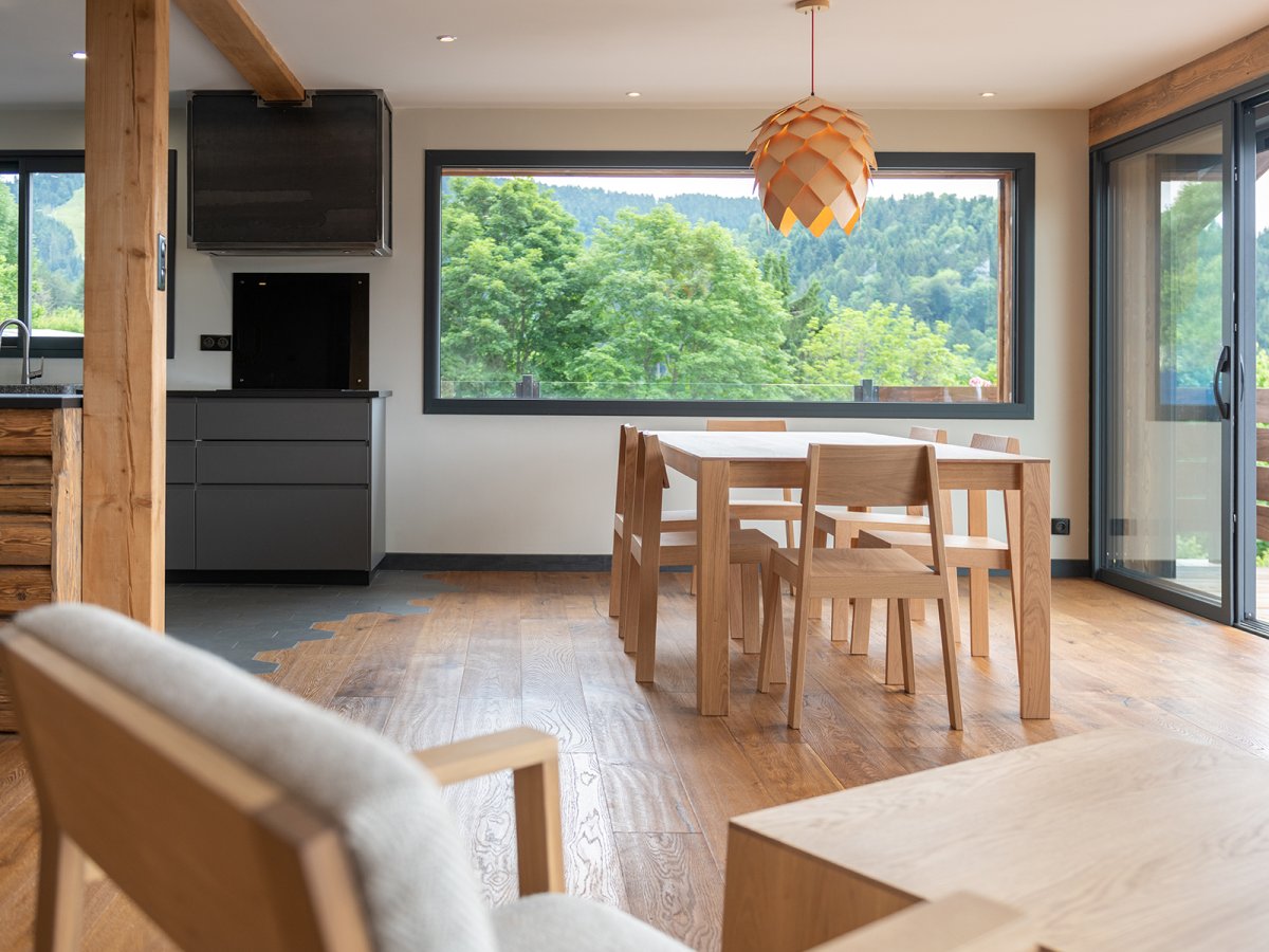 Table Elmar en chêne sur mesure - Avec les chaises PilPil