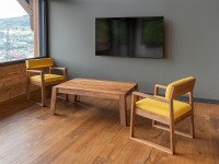 Table basse Aix en noyer sur-mesure - Avec les chaises, fauteuils Aix