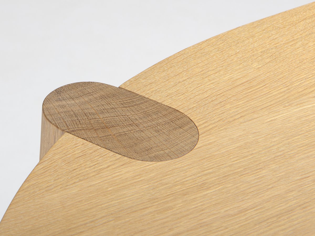 Table basse en chêne Couscous - une réinterprétation des assemblages d'ébénisterie traditionnelle