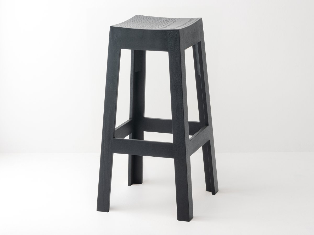 Tabouret en frêne laqué intégral sur mesure noir - Wak