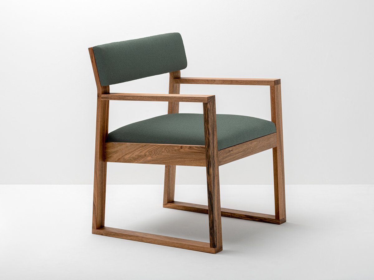 Chaise de salon en bois de noyer et tissu Gabriel® vert - AIX