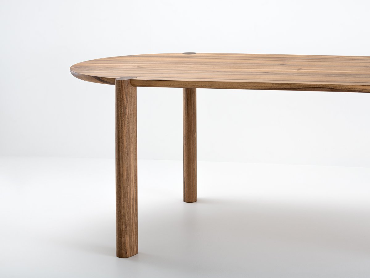 Table de cuisine en bois massif sans traverse, solide et élégante - Couscous