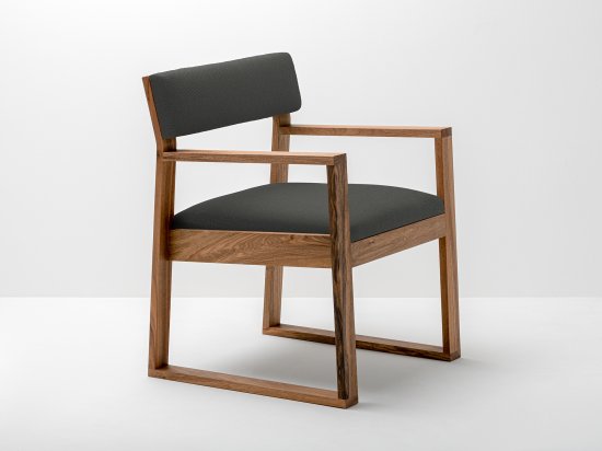 Chaise de salon en noyer et tissu Gabriel®