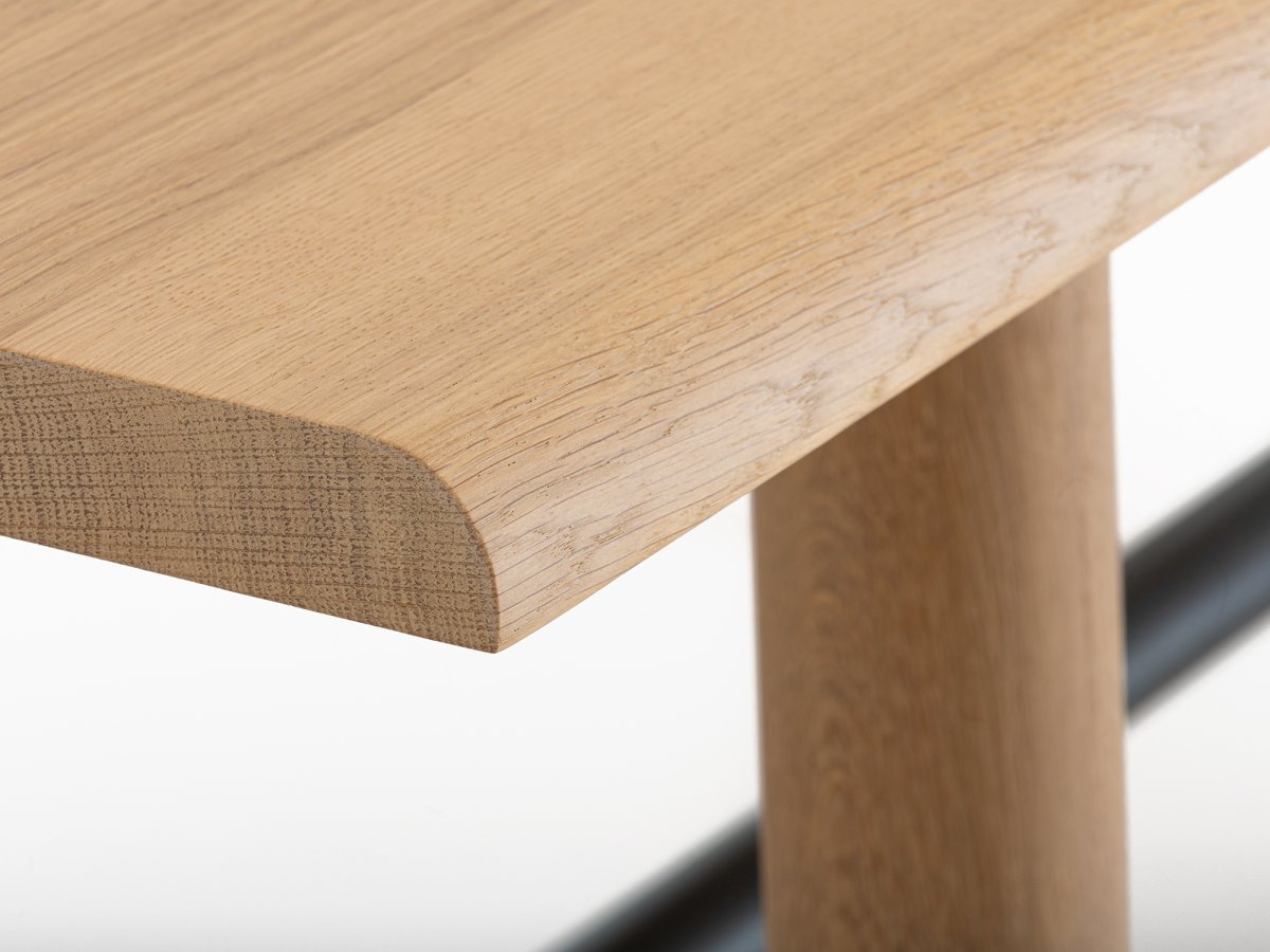 Table contemporaine en bois massif : plateau profilé ergonomique et confortable - Ostal