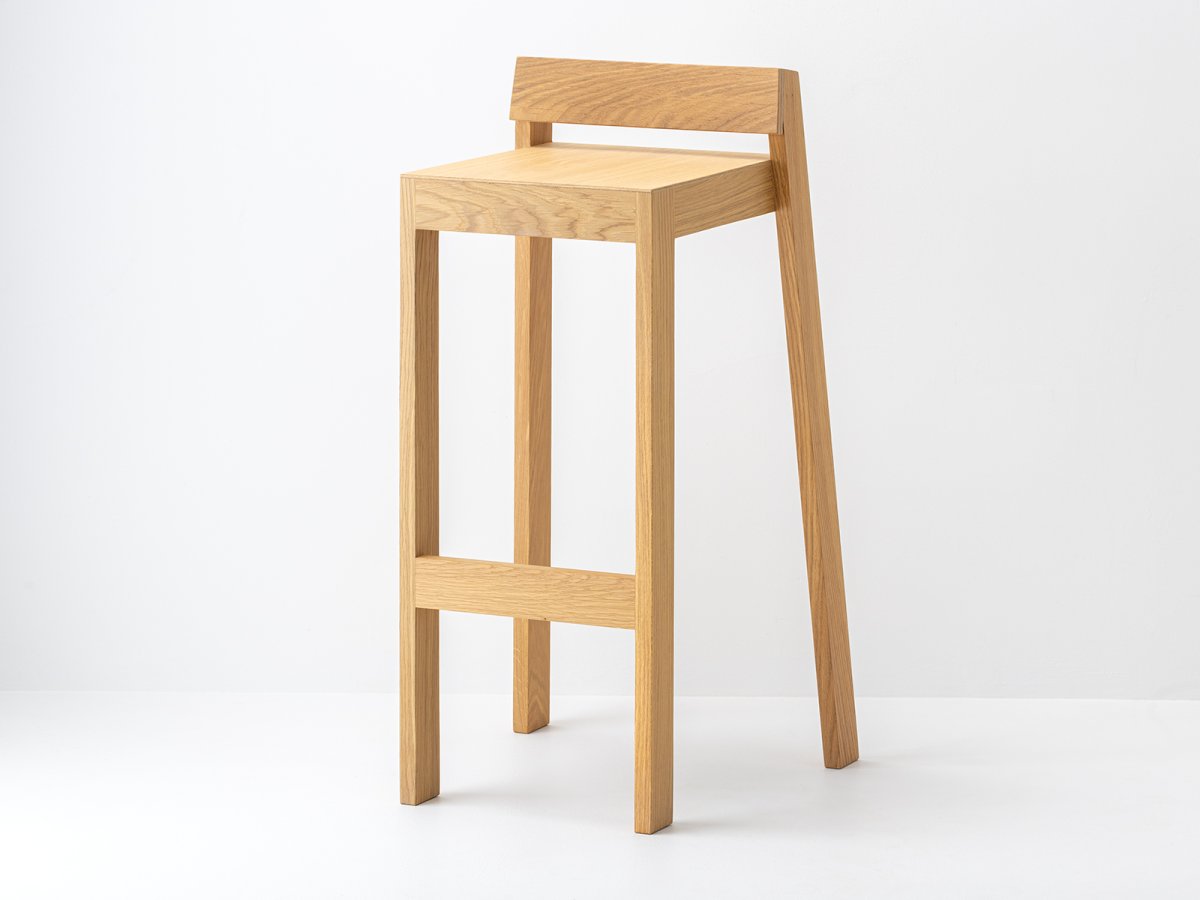 Tabouret PilPil en chêne massif aux dimensions personnalisables.