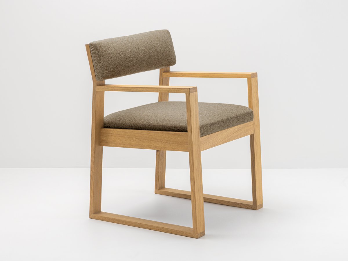 Fauteuil Aix en chêne et tissu Arpin ® - coloris Taupe