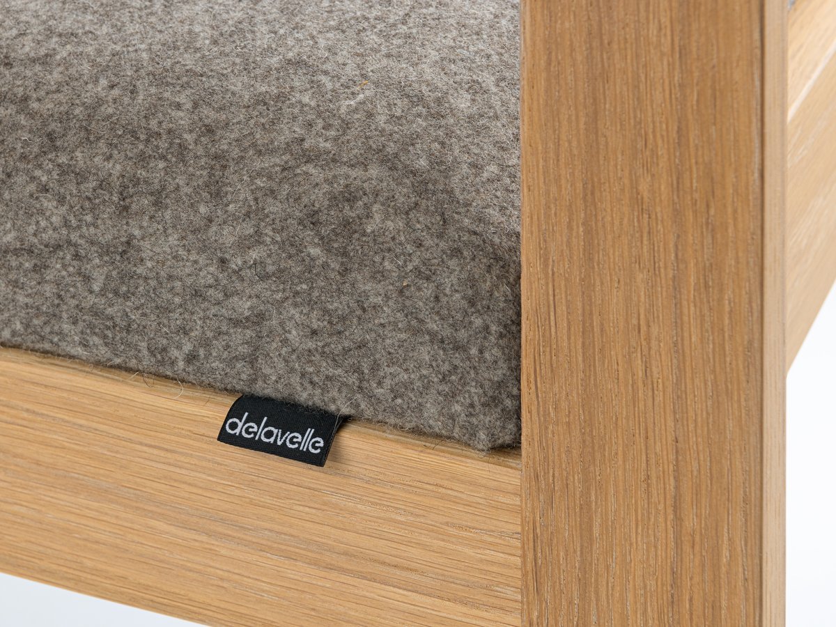 Coloris du tissu Taupe - marque Delavelle - Coussin d'assise