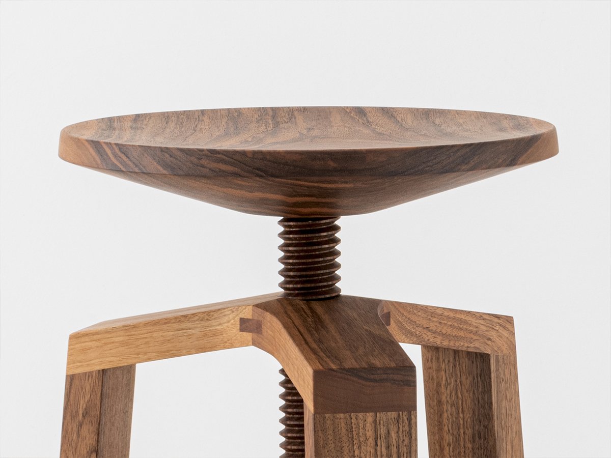 Tabouret à vis moderne avec une assise ronde en noyer