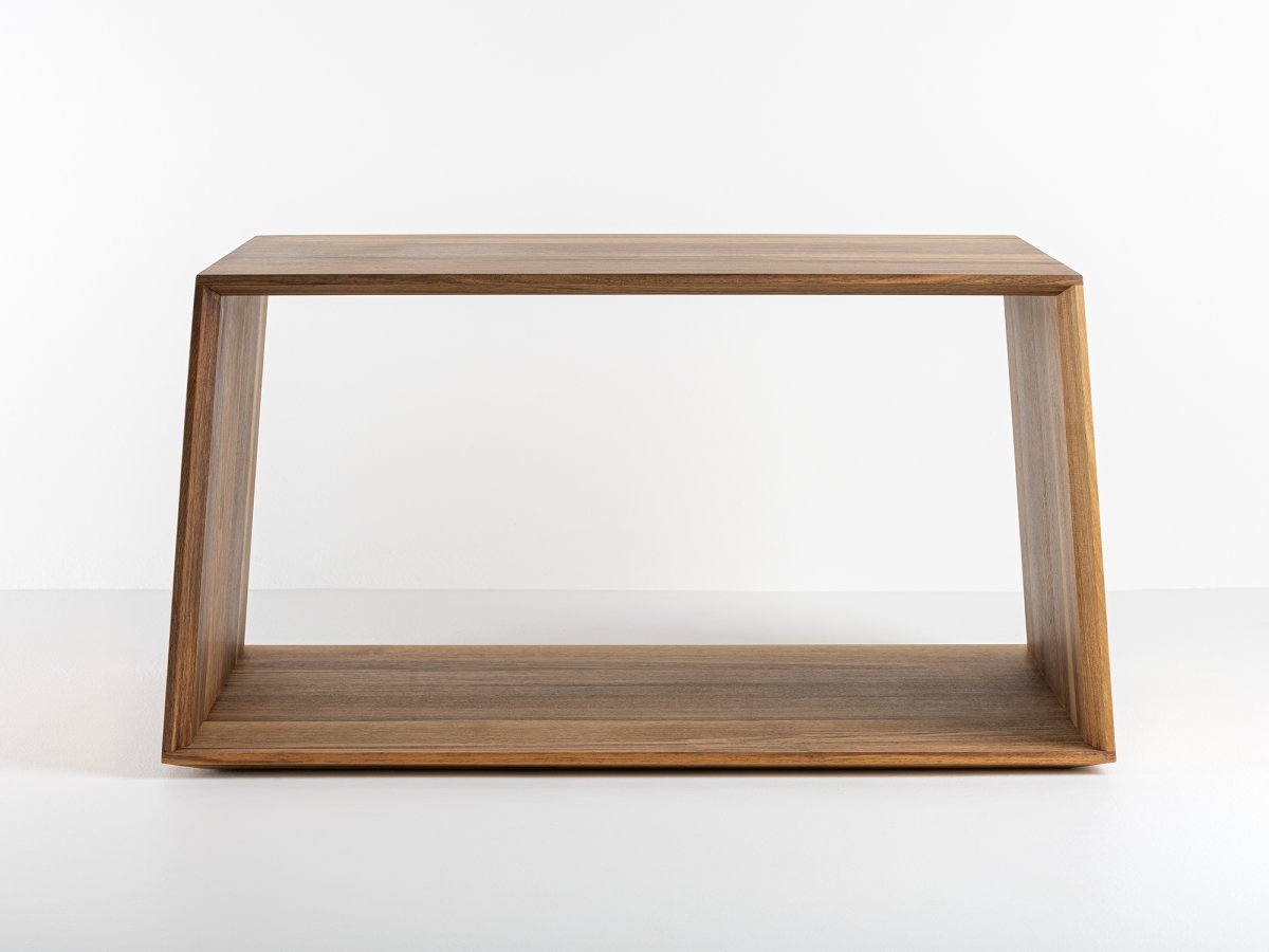 Table de salon en Noyer : un bois de qualité, résistant et durable.
