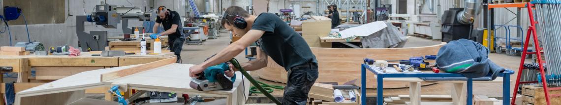 R&eacute;my, un de nos &eacute;b&eacute;nistes coupant du bois